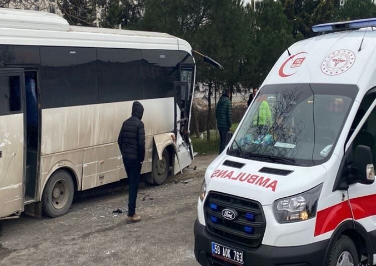 Servis Midibüsleri Kafa Kafaya Çarpıştı: 19 Yaralı