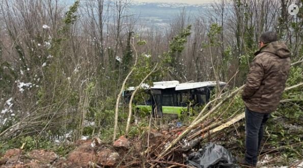 Kartepe’de Belediye Otobüsü Şarampole Yuvarlandı: 22 Yaralı
