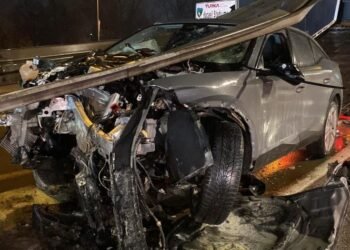 Kocaeli’de ters yön kazası: Otomobil bariyerleri parçaladı