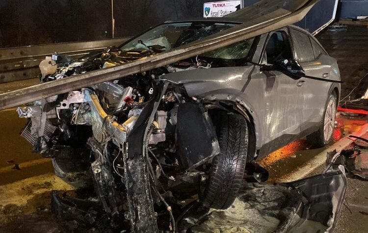 Kocaeli’de ters yön kazası: Otomobil bariyerleri parçaladı