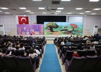 Kartepe’de Miniklere Cesaret Aşılayan Tiyatro Buluşması