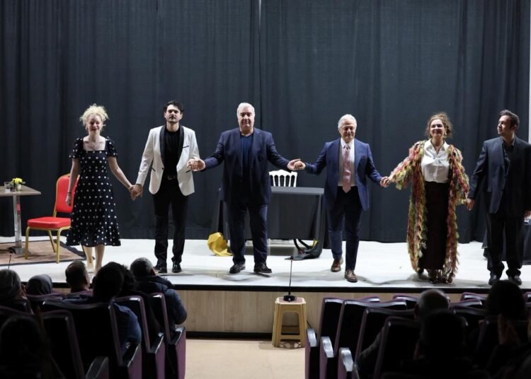 Kartepe’de Sahne Işıkları Bu Kez “Anlat Bakalım” İçin Yandı