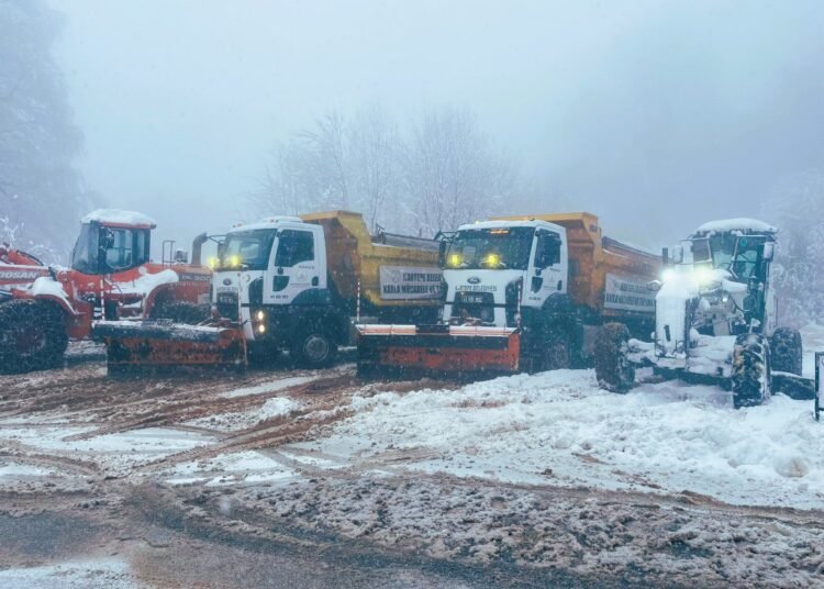 Kartepe’de kar mesaisi aralıksız sürüyor