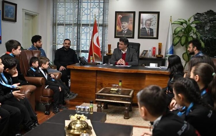 Kartepe Belediye Başkanı Mustafa Kocaman Karate Ligi Şampiyonu Gençleri Ağırladı