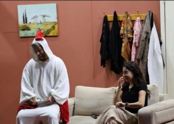 Kartepe’de Tiyatro Akşamı: “Git Başımdan” Sahne Aldı