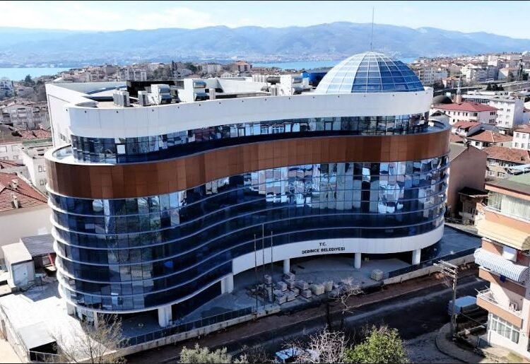 Derince’ye modern belediye binası