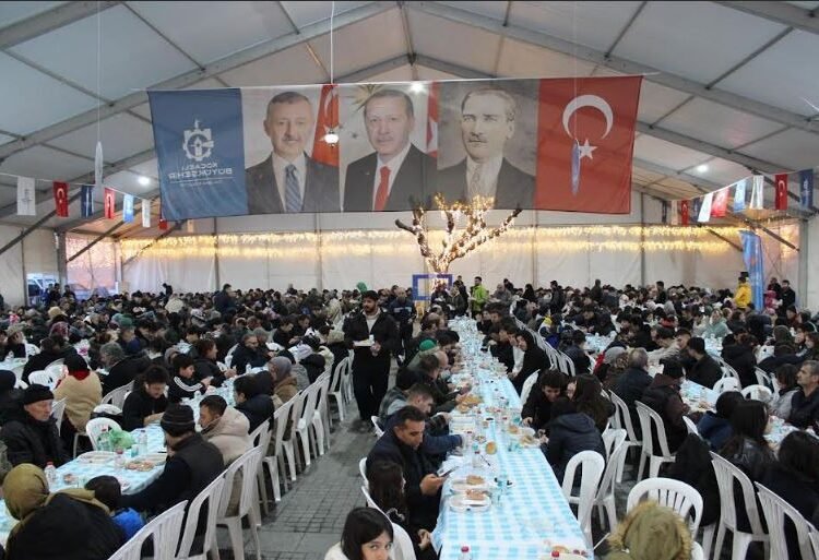 Gebze’de Ramazan bereketi aynı sofrada yaşanıyor