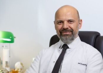 Akıllı Telefon Kullanımı Boyun Fıtığını Genç Yaşlara Taşıyor