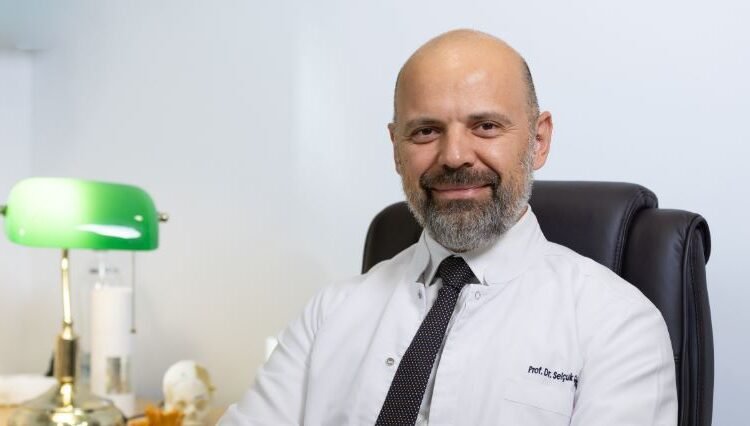 Akıllı Telefon Kullanımı Boyun Fıtığını Genç Yaşlara Taşıyor