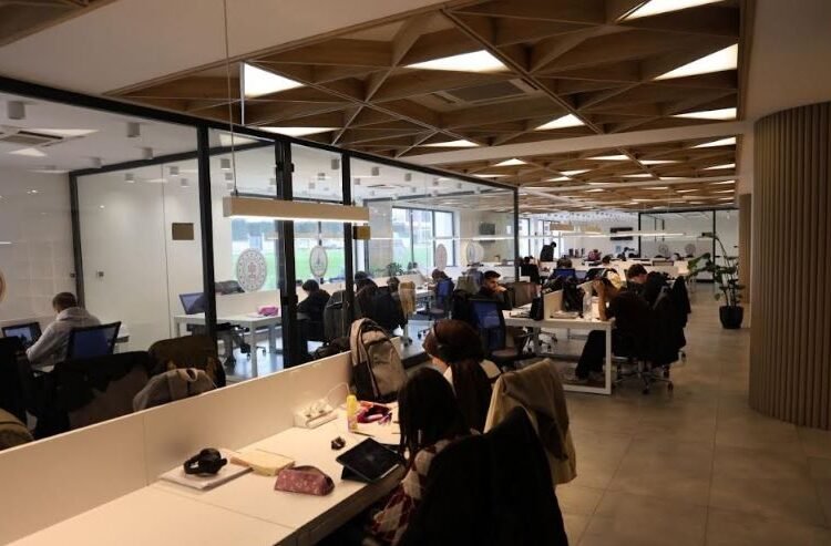 Yarıyıl Tatilinde Sessizliğin Adresi: Kartepe Kent Kütüphanesi