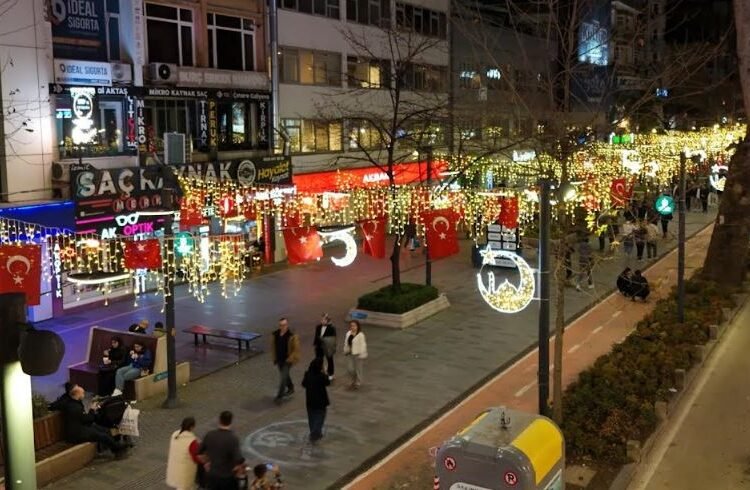 İzmit Ramazan’ı Işıklar ve Dayanışmayla Karşılıyor