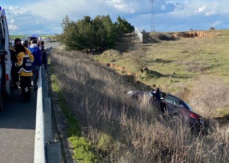İpsala’da Trafik Kazası: Otomobil Tarlaya Uçtu, 1’i Çocuk 3 Yaralı