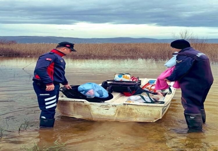 Uluabat Gölü taştı: Mahsur kalan aile botla kurtarıldı