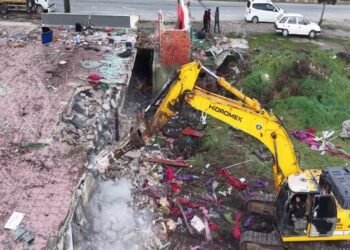 Karasu Sahili ‘Riskli Alan’ İlan Edildi: Yıkım Çalışmaları Başladı