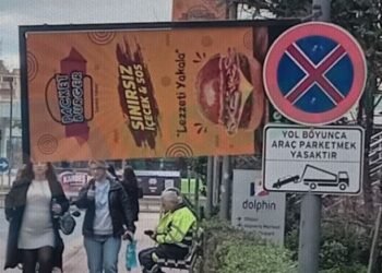 İzmit Milli İrade Meydanı’nda Tehlike: Reklam Tabelası Devriliyordu