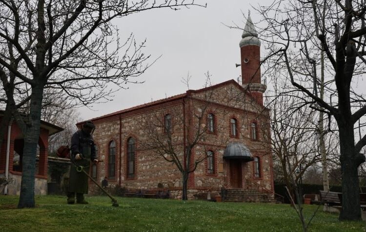 Kartepe’de camiler bayrama hazırlandı