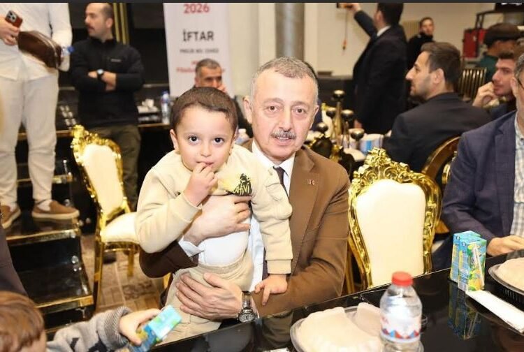 Büyükşehir’in Kardeşlik Sofrası Kahire’de kuruldu: Başkan Büyükakın Gazzeli ailelerle iftar yaptı