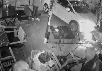 İzmit’te kontrolden çıkan otomobil kafeye girdi: 2 yaralı