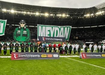 O Çocuklar Maçta Yerlerini Aldı: Sokaktaki Sevinç Tribüne Taşındı