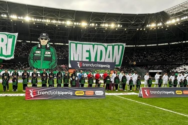 O Çocuklar Maçta Yerlerini Aldı: Sokaktaki Sevinç Tribüne Taşındı