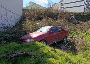 Bursa’da freni boşalan otomobil şarampole uçtu: Baba ve oğlu yaralandı