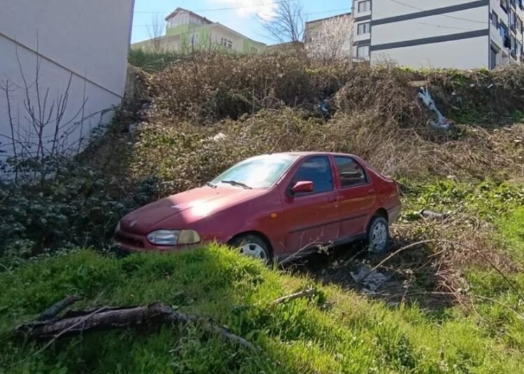 Bursa’da freni boşalan otomobil şarampole uçtu: Baba ve oğlu yaralandı