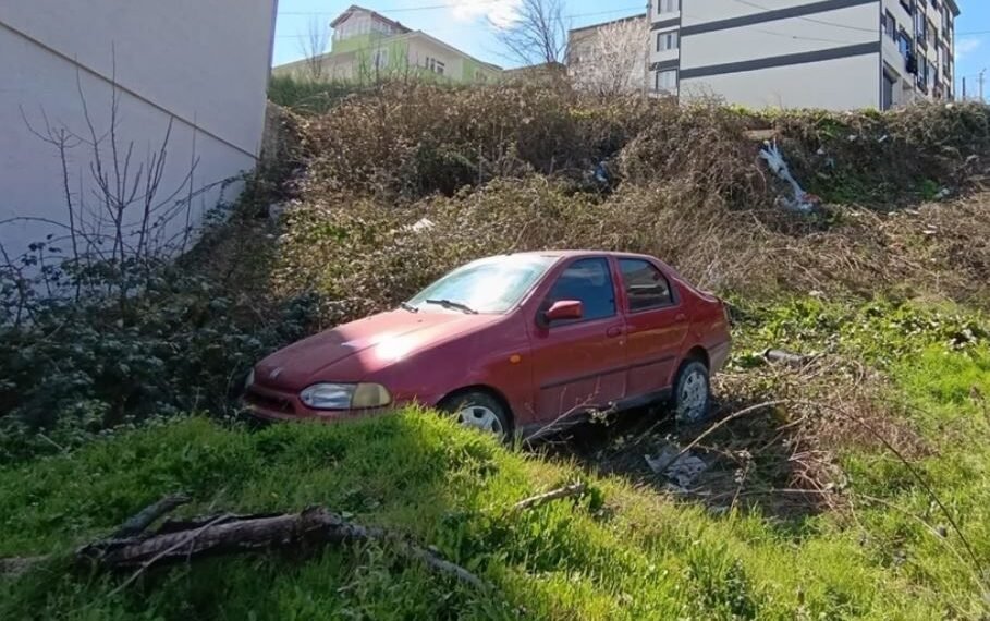 Bursa’da freni boşalan otomobil şarampole uçtu: Baba ve oğlu yaralandı