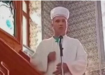 İmamdan hutbede telefon tepkisi: “Namaz kıldırmıyorum, camiyi terk edin!”