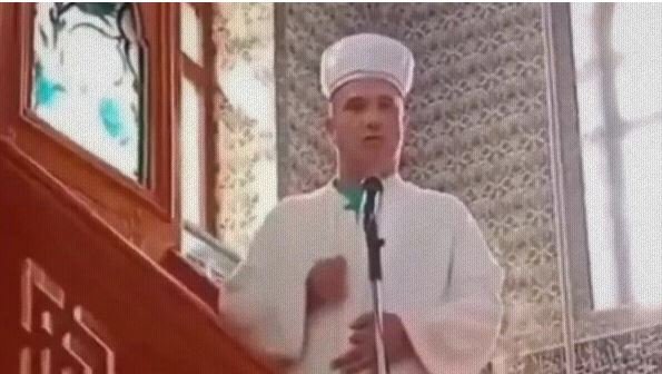 İmamdan hutbede telefon tepkisi: “Namaz kıldırmıyorum, camiyi terk edin!”