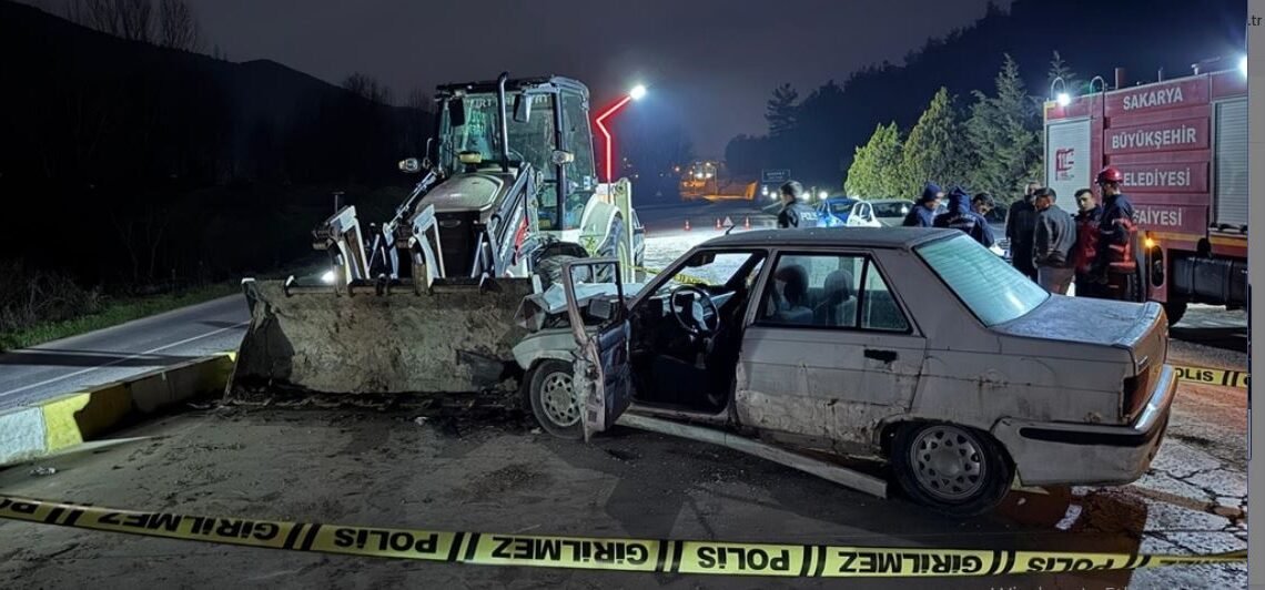 Sakarya’da feci kaza: Park halindeki iş makinesine çarpan sürücü hayatını kaybetti