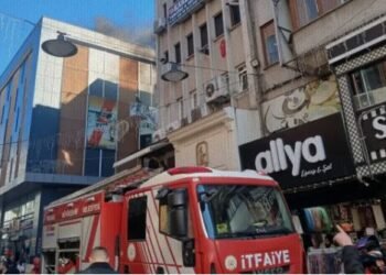 İzmit’te AVM yangını korkuttu: 2 kişi dumandan etkilendi