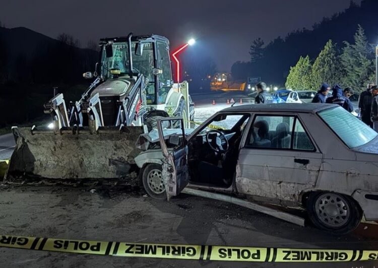 Sakarya’da feci kaza: Park halindeki iş makinesine çarpan sürücü hayatını kaybetti