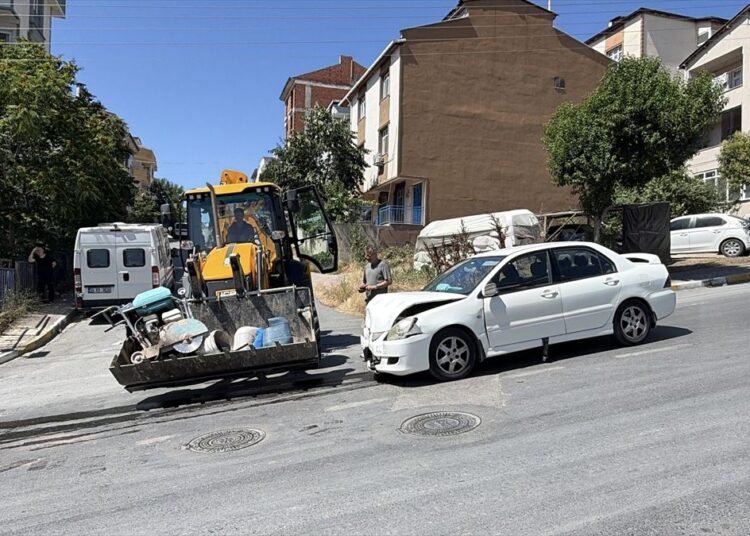 kocaeli de is makinesiyle carpisan otomobilde 2 20006106 amp