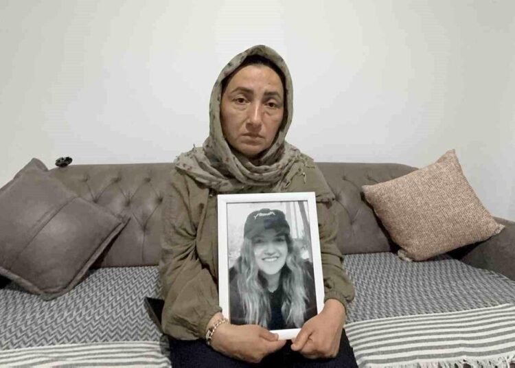 18 yasindaki ece naz kahvalti hazirlarken 20026375 amp