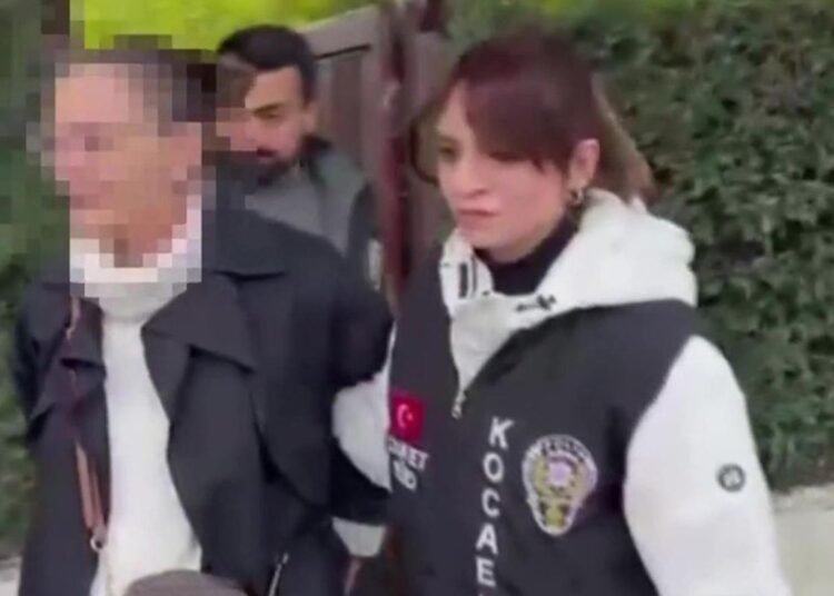 19 yil once dogurdugu bebegini cope atmisti 20036056 7585 amp
