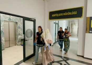 hirsizlik suphelileri kucaklarinda bebeklerle 2 20013007 amp