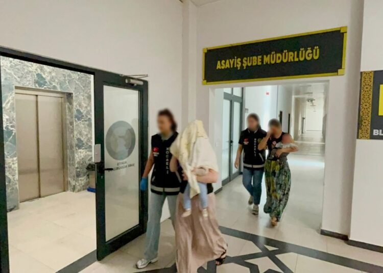 hirsizlik suphelileri kucaklarinda bebeklerle 2 20013007 amp