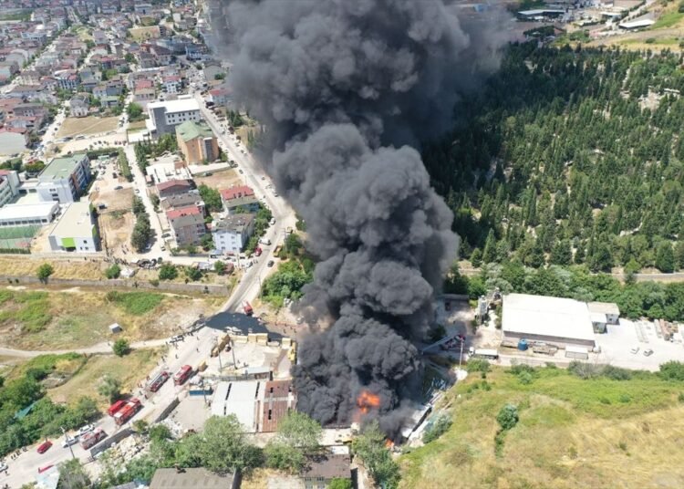 kocaeli de boya fabrikasinda cikan yanginda 1 5 20028043 amp
