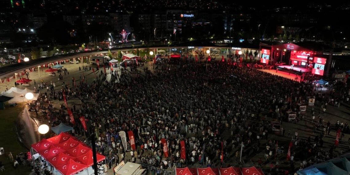 kocaeli de on binler milli irade meydani ni 20056410 amp