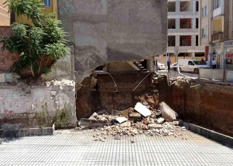 malatya da gocuk sonrasi muhurlenen apartmand 20038654 amp