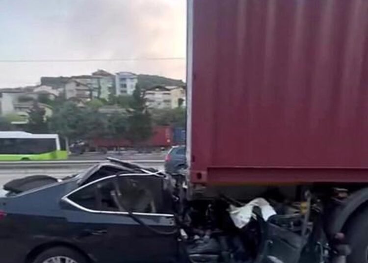 tira arkadan carpan otomobil preslendi baba i 20018578 amp
